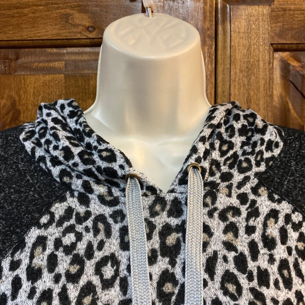 Leopard Print Lightweight Hoodie - Size Medium - Picture 4 of 16